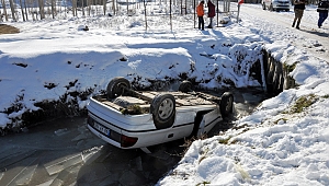 OTOMOBİL BUZ TUTMUŞ KANALA DÜŞTÜ 