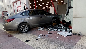 OTOMOBİL MARKETE GİRDİ 