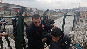 TELEFONUNU ALMAK İSTERKEN ÇAMURA SAPLANDI