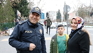 TRAFİK POLİSİNDEN YAYALARA BROŞÜRLÜ UYARI 