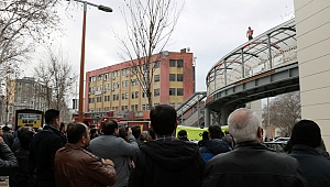 ÜST GEÇİTTE İNTİHAR ETMEK İSTEYEN ARKADAŞININ ÜZERİNE ATLADI 