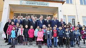 VALİ ÖZKAN ÖĞRENCİLERİN KARNE SEVİNÇLERİNE ORTAK OLDU