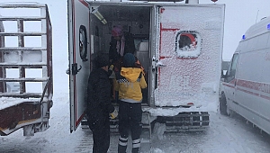 YOLDA MAHSUR KALAN AİLE PALETLİ KAR AMBULANSI İLE KURTARILDI 