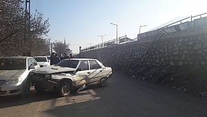 3 METRELİK ÜST GEÇİTTEN UÇAN OTOMOBİLİN SÜRÜCÜSÜ YARALANDI 