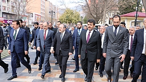 BAKAN VARANK KAHRAMANMARAŞ’TA KESTANE DAĞITTI 