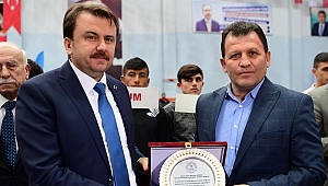 BAŞKAN ERKOÇ’A GÜREŞ PLAKETİ