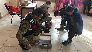 JANDARMADAN ÖĞRENCİLERE BOT VE AYAKKABI HEDİYESİ 