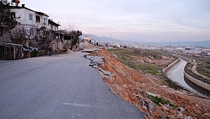 KAHRAMANMARAŞ'TA ÇÖKEN YOL TEHLİKE SAÇIYOR 