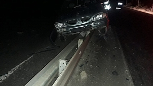  KAHRAMANMARAŞ'TA OTOMOBİL REFÜJE ÇARPTI: 4 YARALI 
