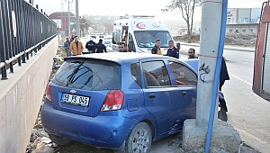 OTOMOBİL, ÖNCE DUVARA SONRA DİREĞE ÇARPTI: 2 YARALI 