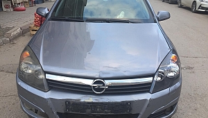 OTOMOBİL, TERS YÖNDEN GELEN ELEKTRİKLİ BİSİKLETE ÇARPTI: 2 YARALI