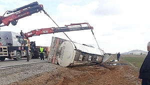 TANKER DEVRİLDİ, KARAYOLU ULAŞIMA KAPANDI 