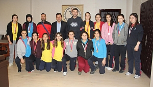 YILDIZ BAYAN BASKETBOL TAKIMI ANALİG GRUP BİRİNCİSİ  