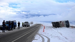  YOLCU OTOBÜSÜ DEVRİLDİ: 27 YARALI 