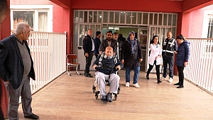 102 YAŞINDAKİ MUSTAFA DEDE SANDIĞA GİDİP OY KULLANDI 