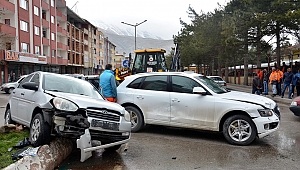 ELBİSTAN’DAKİ KAZADA ARAÇTA SIKIŞAN SÜRÜCÜ YARALANDI 