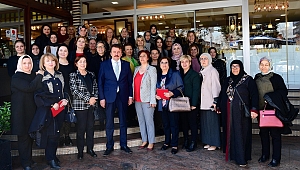 KADINLARDAN BAŞKAN ERKOÇ’A TEŞEKKÜR PLAKETİ