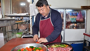 KAHRAMANMARAŞ'IN VAZGEÇİLMEZ SOKAK LEZZETİ ''ELİ BÖĞRÜNDE'' 