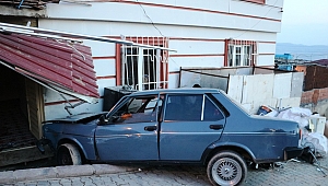 KONTROLDEN ÇIKAN OTOMOBİL EVİN BAHÇESİNE GİRDİ 