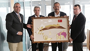 MEHMETÇİK VAKFI’NDAN M. HANEFİ ÖKSÜZ’E PLAKET