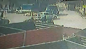 MOTOSİKLETLE OTOMOBİLİN ÇARPIŞTIĞI KAZA KAMERADA
