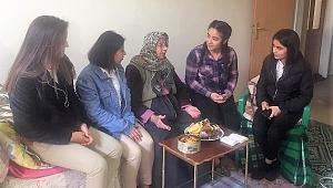 ÖĞRENCİLERDEN YAŞLILARA YARDIM ELİ 