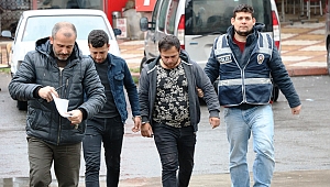 PARK HALİNDEKİ ARAÇLARDAN TELEFON ÇALAN HIRSIZLAR YAKALANDI 