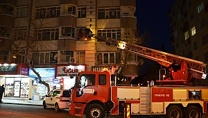 ŞİDDETLİ RÜZGAR BİNANIN DIŞ CEPHE KAPLAMASINI SÖKTÜ 