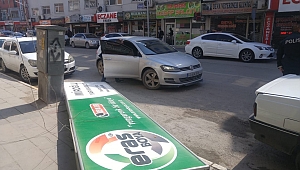 ŞİDDETLİ RÜZGAR REKLAM TABELASINI DÜŞÜRDÜ 