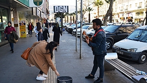 SOKAK MÜZİĞİ YAPARAK HARÇLIĞINI ÇIKARIYOR 