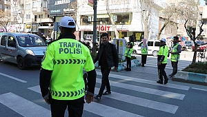 TRAFİK POLİSLERİNDEN YAYA GEÇİDİ UYGULAMASI 