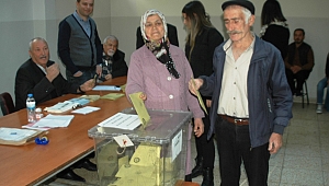YAŞLI ÇİFT SANDIK BAŞINA YALIN AYAK GİTTİ 