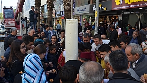 120 KİLOGRAMLIK DONDURMAYI VİNCE ASIP KENT MEYDANINDA DAĞITTI 
