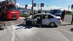 AMBULANSLA OTOMOBİL ÇARPIŞTI: 1’İ BEBEK 9 YARALI 