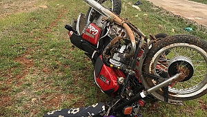 DEVRİLEN MOTOSİKLETİN SÜRÜCÜSÜ AĞIR YARALANDI 