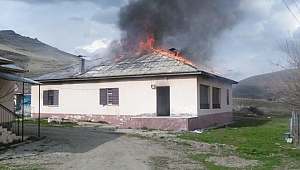 EŞİYLE TARTIŞIP ANNESİNİN EVİNİ YAKTI 