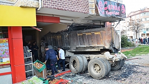 FRENİ BOŞALAN KAMYON KUAFÖRE GİRDİ: 3 YARALI 