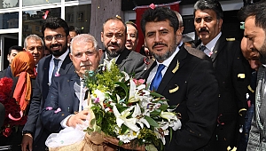 HİZMET BİNASI ÖNÜNDE ÇİÇEKLERLE KARŞILANDI