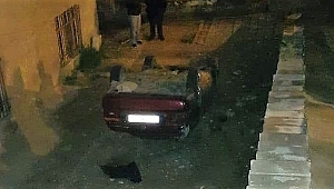 İÇİNDE ANNE VE ÇOCUKLARI BULUNAN OTOMOBİL DUVARDAN BÖYLE UÇTU 