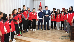 İL MÜDÜRÜ KABAKCI BAŞARILI SPORCULARA BAŞARI BELGESİ VERDİ