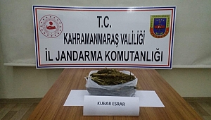 JANDARMAYI GÖRÜNCE UYUŞTURUCUYU YOLA SAÇTILAR 