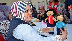KİMSESİZ ÇOCUKLARIN YÜZÜNÜ BEZ BEBEKLERLE GÜLDÜRECEKLER 