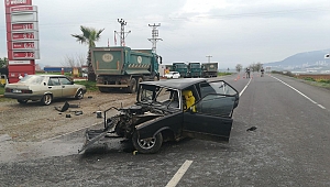 OTOMOBİL PARK HALİNDEKİ KAMYONA ÇARPTI: 1 ÖLÜ, 3 YARALI 