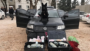 OTOMOBİLDE BULUNAN 3 KİŞİ GÖZALTINA ALINDI 