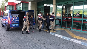 TAŞIN ALTINA SAKLADIKLARI UYUŞTURUCUYU ÇIKARIRKEN YAKALANDILAR 