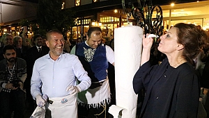 ÜNİVERSİTE ÖĞRENCİLERİNE DONDURMA ŞOV 