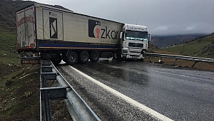 YOLDAN ÇIKAN TIR BARİYERLERE ÇARPTI 