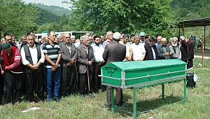 EŞİNİN BALTAYLA ÖLDÜRDÜĞÜ KADIN TOPRAĞA VERİLDİ 