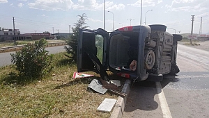 HAFİF TİCARİ ARAÇ DEVRİLDİ 1 ÖLÜ 3 YARALI 