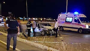 İKİ OTOMOBİL KAFA KAFAYA ÇARPIŞTI 7 KİŞİ YARALANDI 